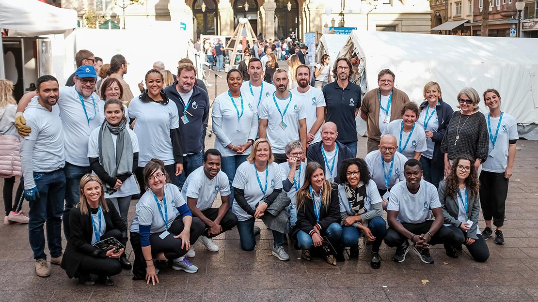 Janine, Roland et Mark, bénévoles pour HI Luxembourg avec les élèves du Lycée de Garçons lors de l'événement LGL en gage.