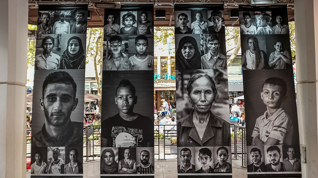 Exposition affichée lors de la pyramide de chaussure place d’Armes à Luxembourg en octobre 2018 .