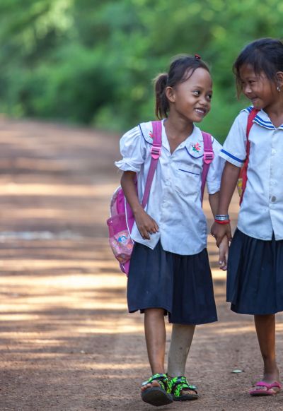 Channa, 7 ans, avec une camarade de classe sur le chemin de l'ecole 