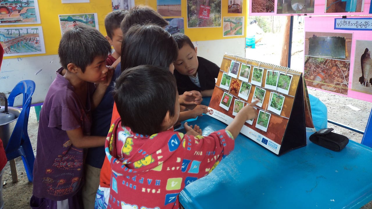HI organise des séances d'éducation aux risques liés aux mines antipersonnel auprès des réfugiés birmans de la frontière thaïlandaise.