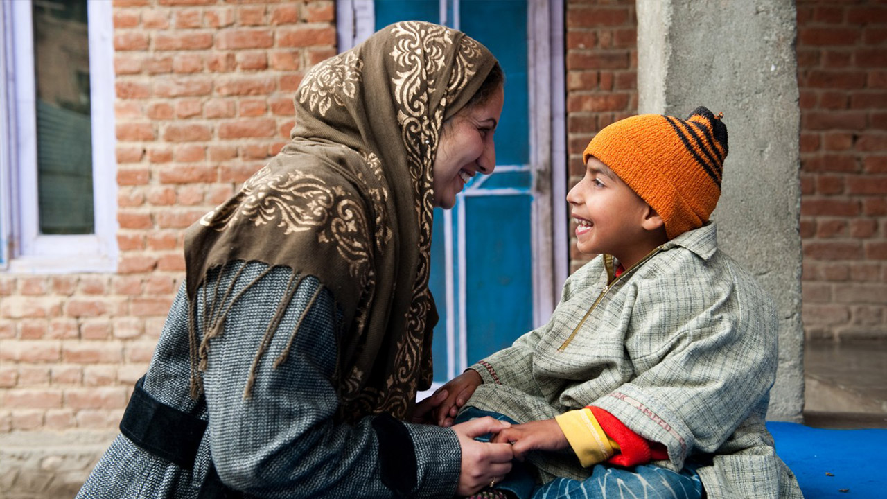 Handicap International Inde. Jeune garçon de 8 ans atteint d'infirmité motrice cérébrale