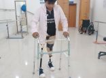 Hussein s'entraine à marcher avec des prothèses en s'aidant d'un déambulateur Hussein s'entraine à marcher avec des prothèses en s'aidant d'un déambulateur
