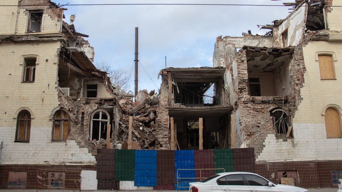 Une ruine d'un bâtiment en bord de route