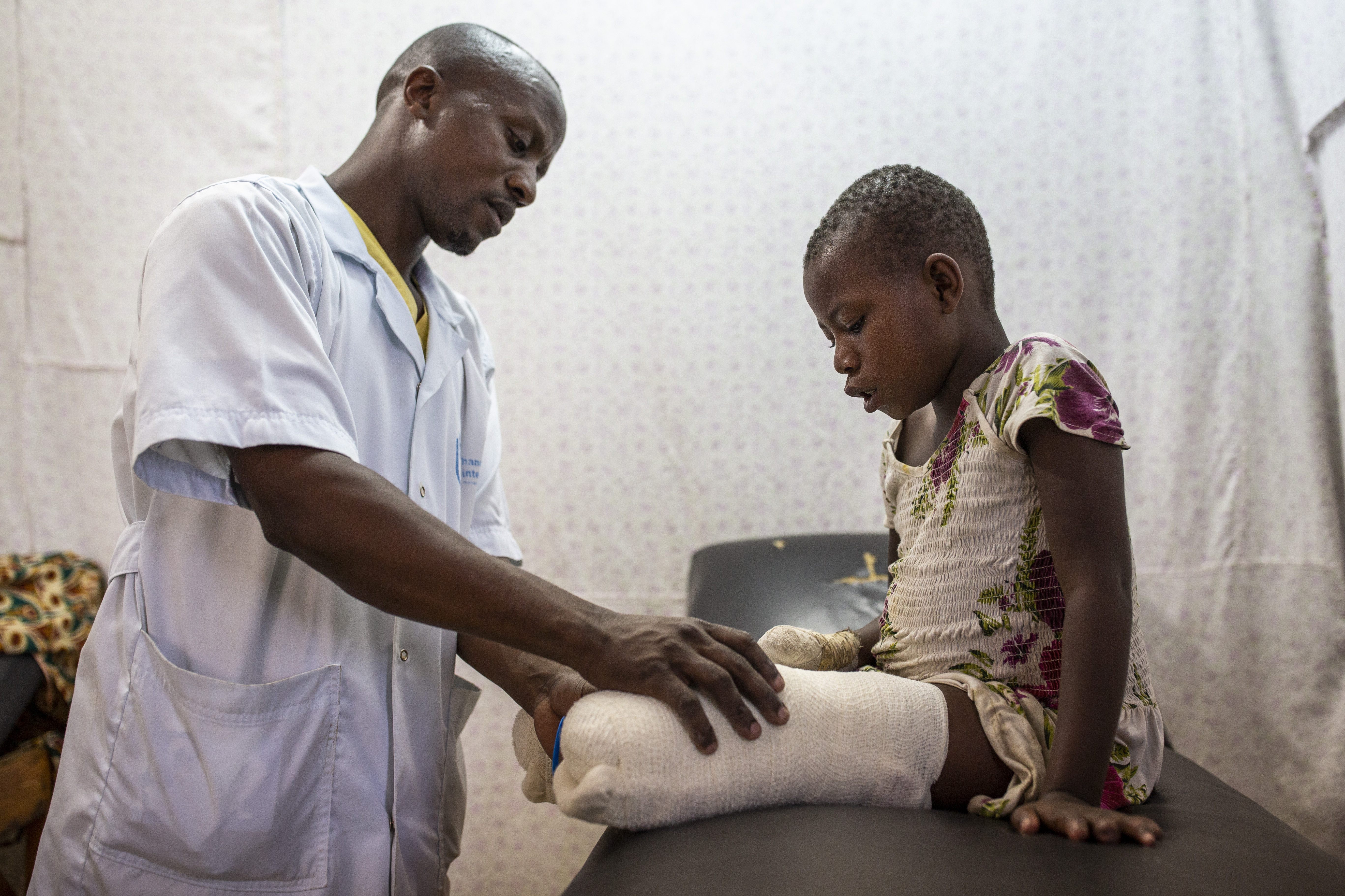 Séance de soutien psychosocial pour enfants victimes de conflits à Rutshuru, au Nord Kivu, avec HI