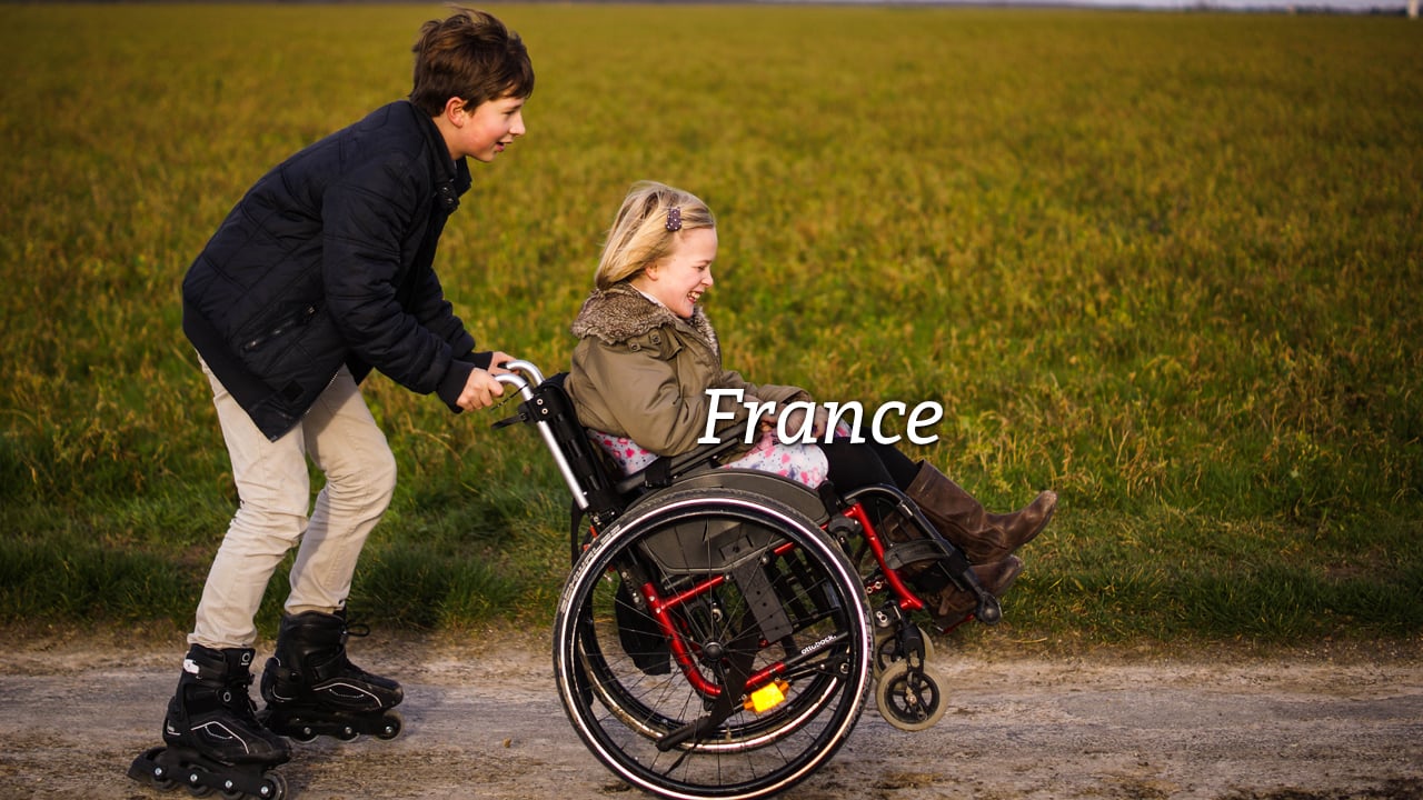 Handicap International France. Photo de Catherine Hamel, maman de quatre enfants dont Baudouin (12 ans) et Béatrice (10 ans), infirme motrice cérébrale
