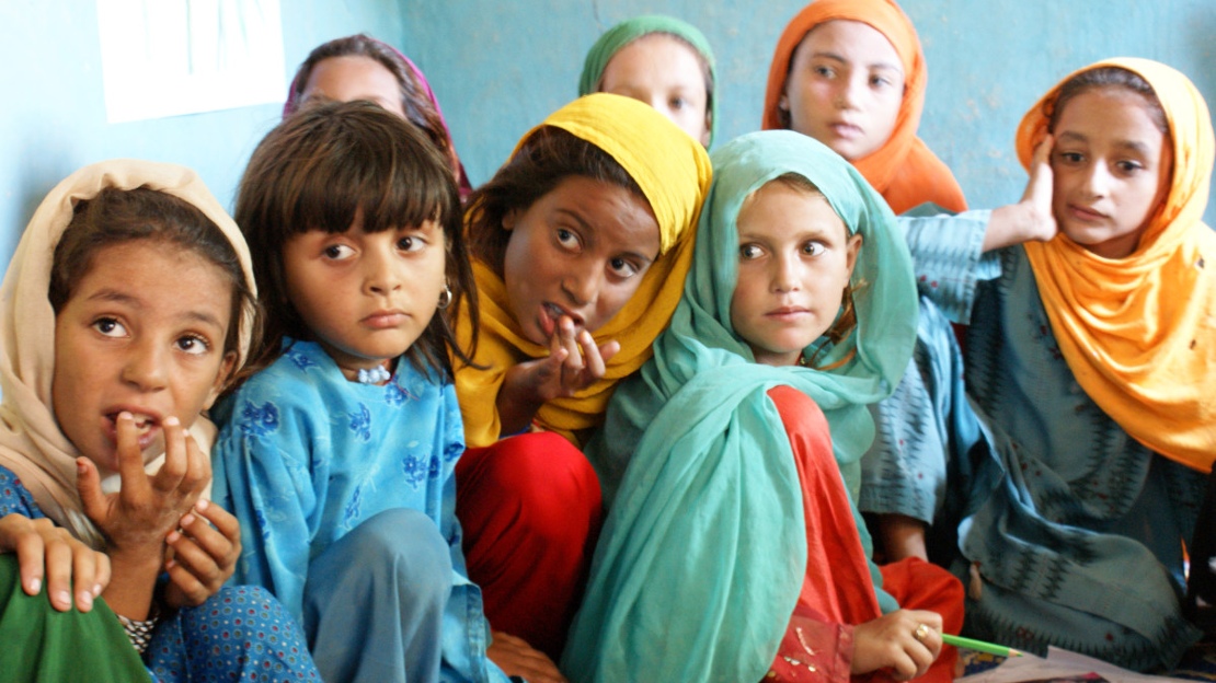 Comme Amina dans les années 1990, chaque jour, en Syrie, au Yémen, en Lybie, en Afghanistan, des enfants sont victimes de bombardements des enfants sont victimes 