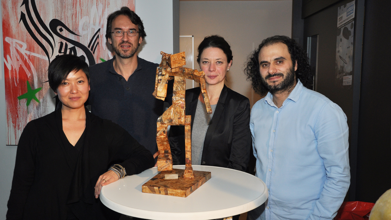 Afterwork HI novembre 2015 – Joëlle Gustin (à d.), chargée de programmes pour Handicap International présentait les défis de l’aide humanitaire dans les camps de réfugiés. L’artiste invité était le sculpteur Manolis Manarakis (à g.) 
