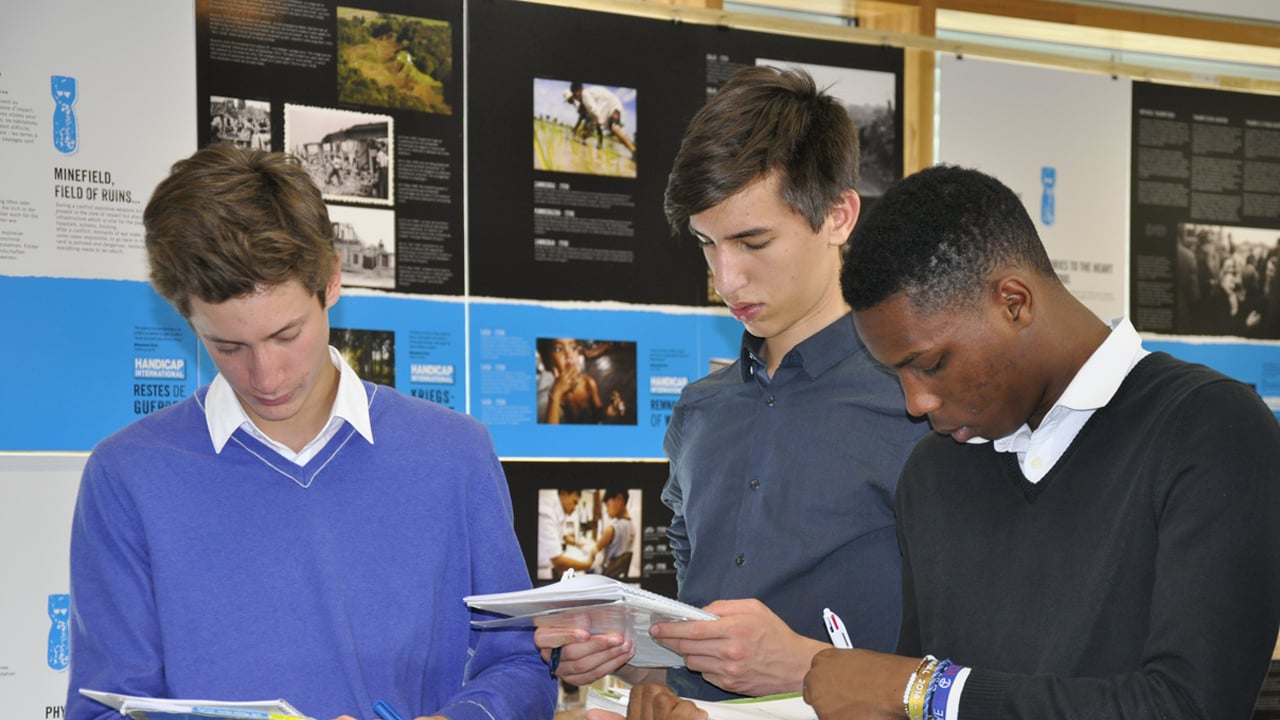 Elèves d’une classe de 1ère du Lycée Vauban en train de suivre la visite guidée de l’exposition « Restes de guerres » en mai 2016.