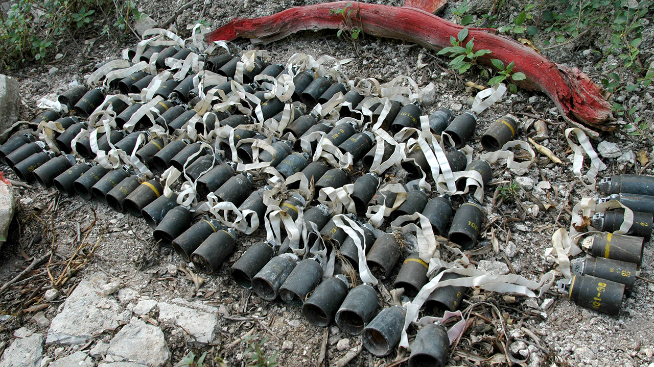 Basm, M85, regroupées sur le sol. Marquage avec branche. Sud-Liban 2006
