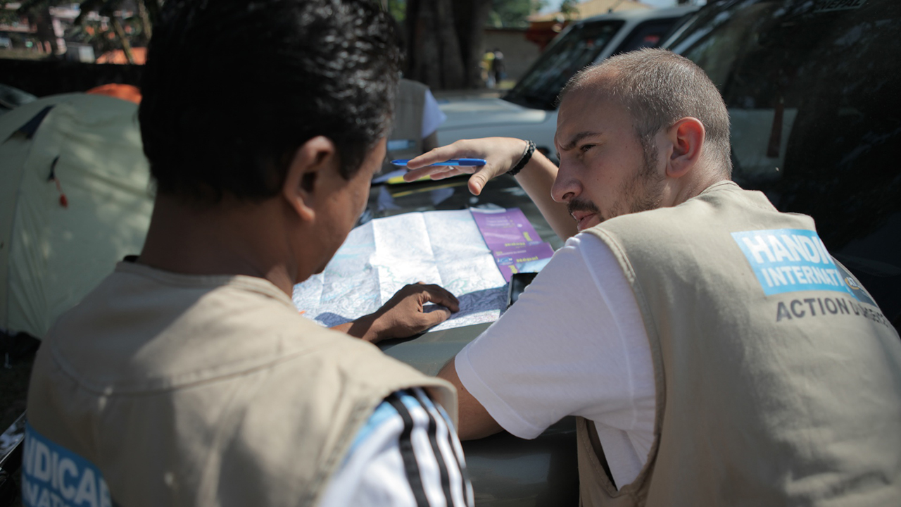 Elie Lenski, logisticien d’urgence identifie les axes possibles pour acheminer l’aide humanitaire dans les zones rurales autour de Trisuli, Népal 2015.