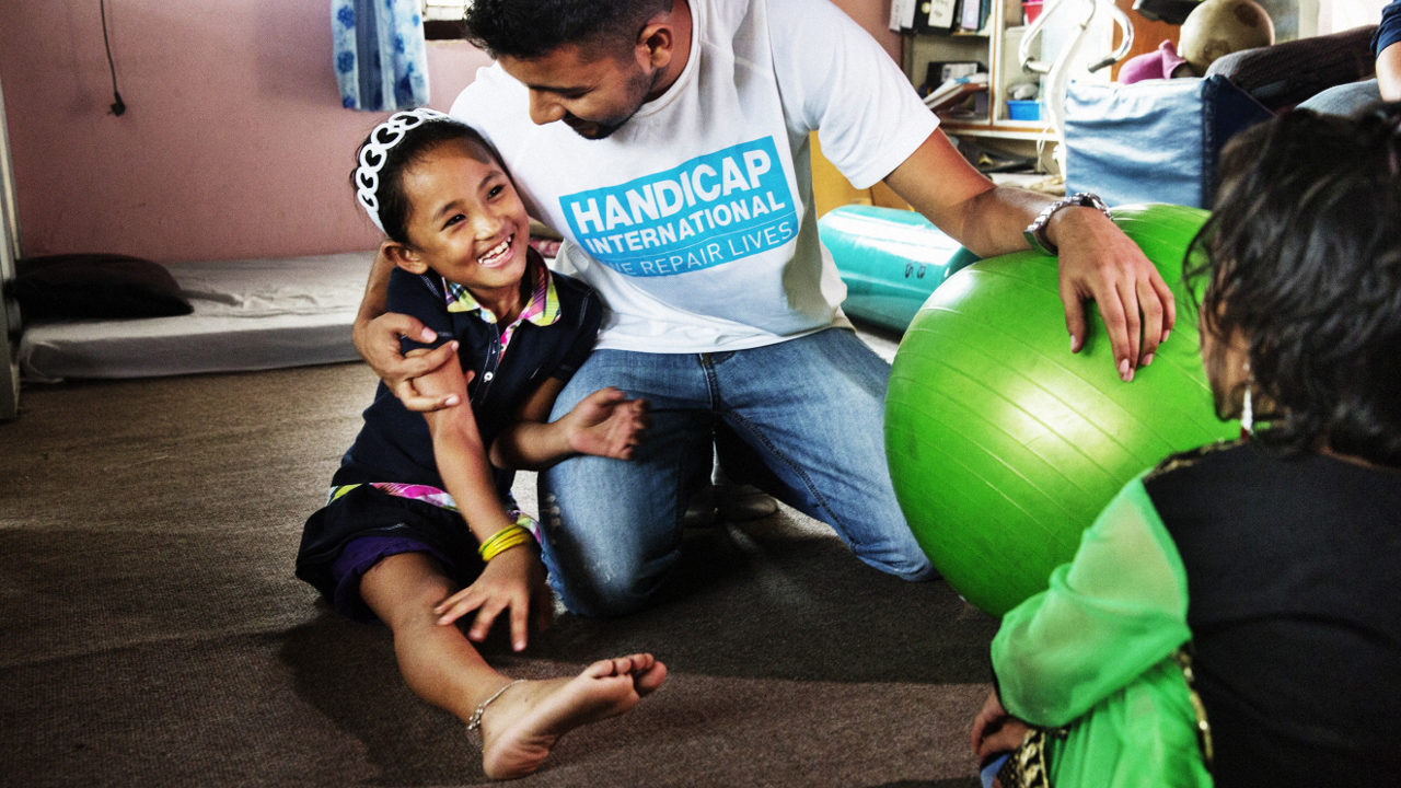 Nirmala, 8 ans, et Khembro, 7 ans, ont été blessées par le séisme et ont dû être amputées. Depuis quelques mois, elles suivent des séances de réadaptation intensives avec Handicap International.