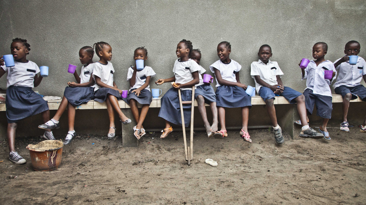 RD Congo, Grâce, 8 ans, amputée à cause d'une infection puis appareillée, est désormais scolarisée.